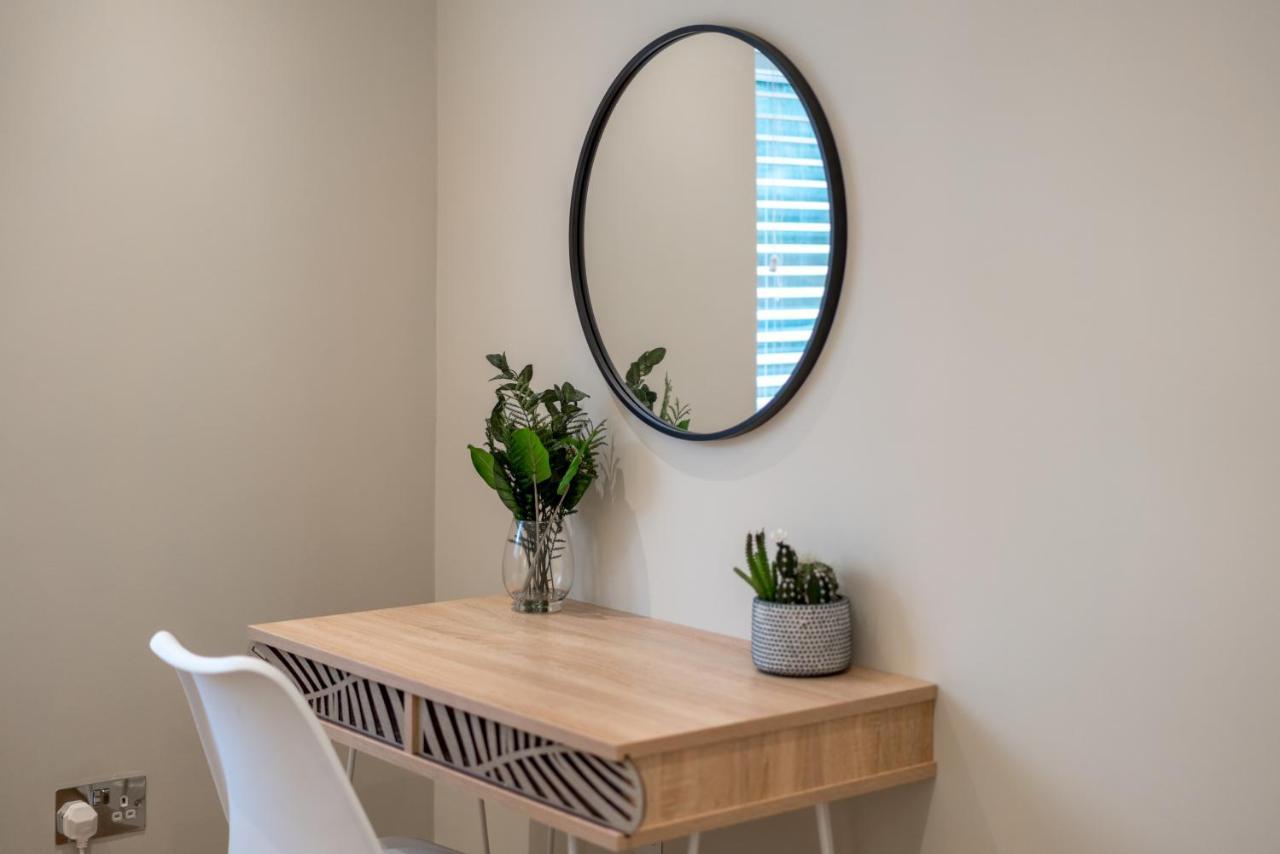 Westfield 2 Bedroom Near Notting Hill * Londra